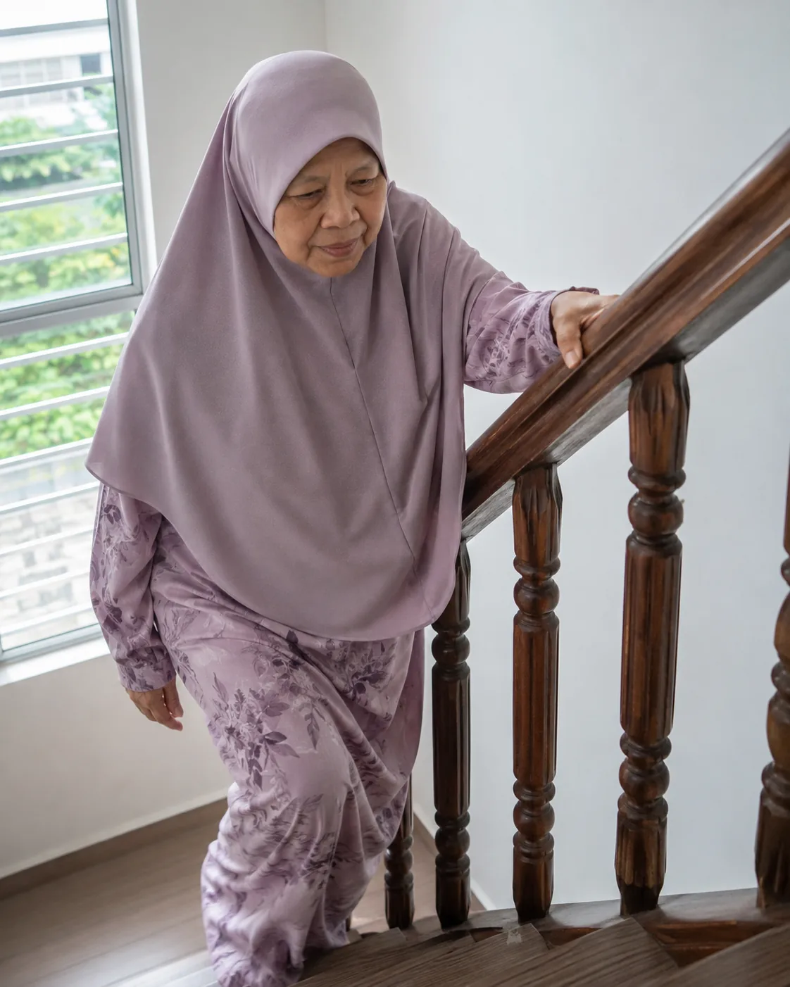 Tangan pegang susur tangga